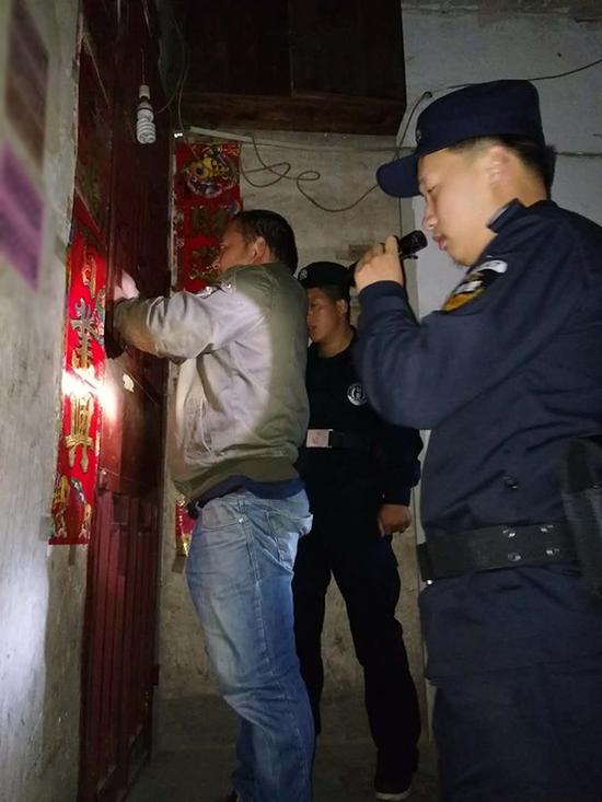 芜湖粗心妈妈误将幼女锁家中 民警全城寻开锁师傅开门